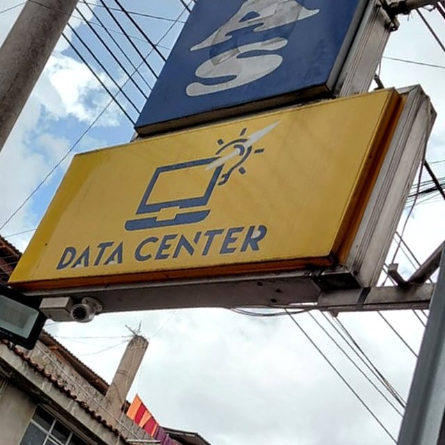 Letrero amarillo de Data Center en la calle